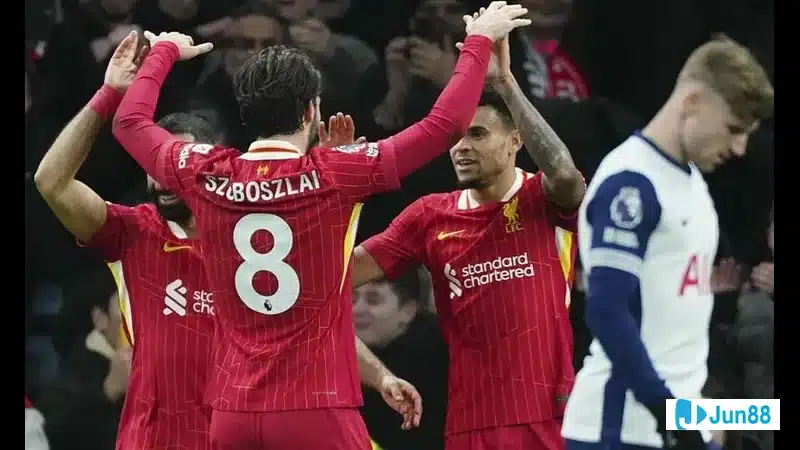 Gary Neville phân tích thành tích Liverpool và Manchester United Gary Neville phân tích thành tích Liverpool và Manchester United