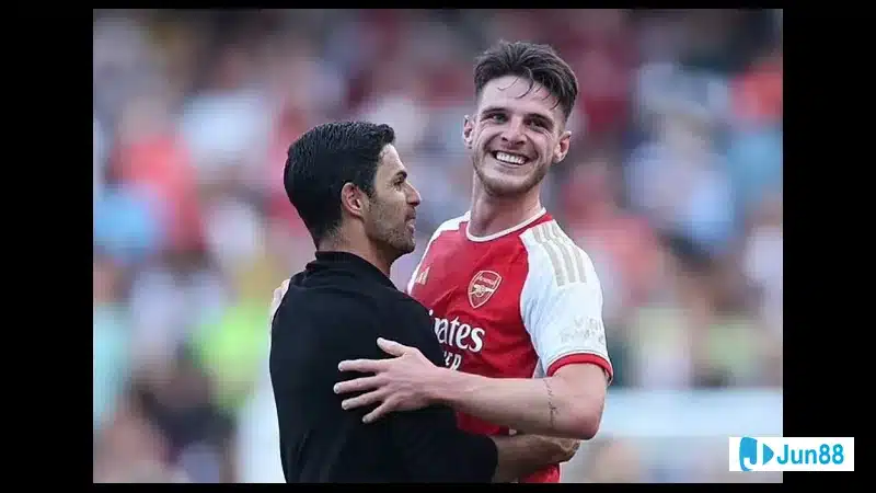 Gary Neville thảo luận về Arsenal tại một sự kiện thể thao Gary Neville thảo luận về Arsenal tại một sự kiện thể thao